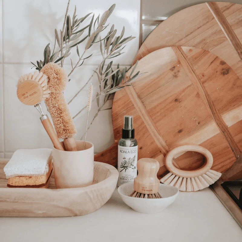 Plastic free cleaning products. This box includes cleaning brushes made from natural materials, sponges for cleaning and a natural cleaning spray from Koala Eco